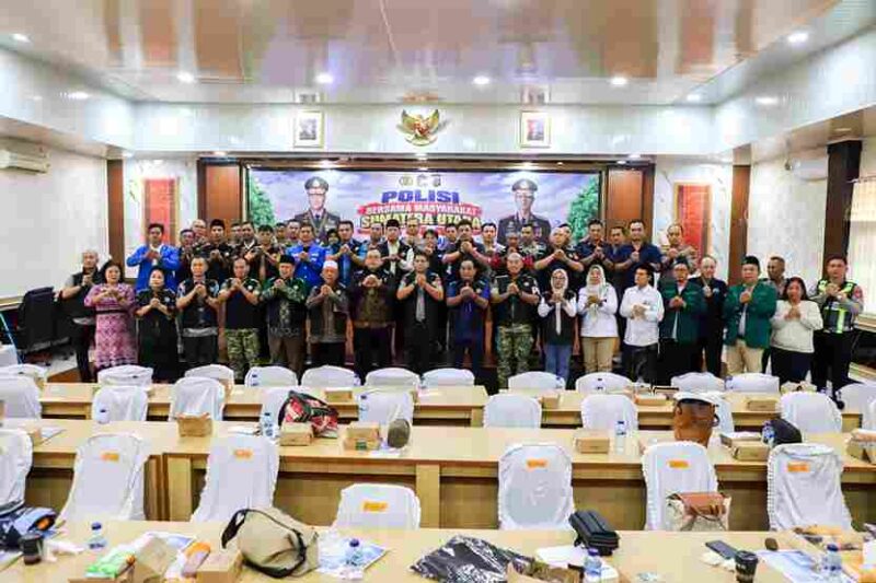 Asisten Administrasi Umum Dedy Tunasto Setiawan SH MH bersama Polres Pematangsiantar dan Forkopimda mengikuti Zoom Meeting Kunjungan Kerja (Kunker) Kapolri di wilayah hukum Kepolisian Daerah (Polda) Sumatera Utara (Sumut) dan Deklarasi Serentak Menolak Narkoba. Zoom meeting diikuti dari Aula Widya Satya Brata Mapolres Pematangsiantar, Jalan Sudirman, Jumat (23/10/2026) pagi.