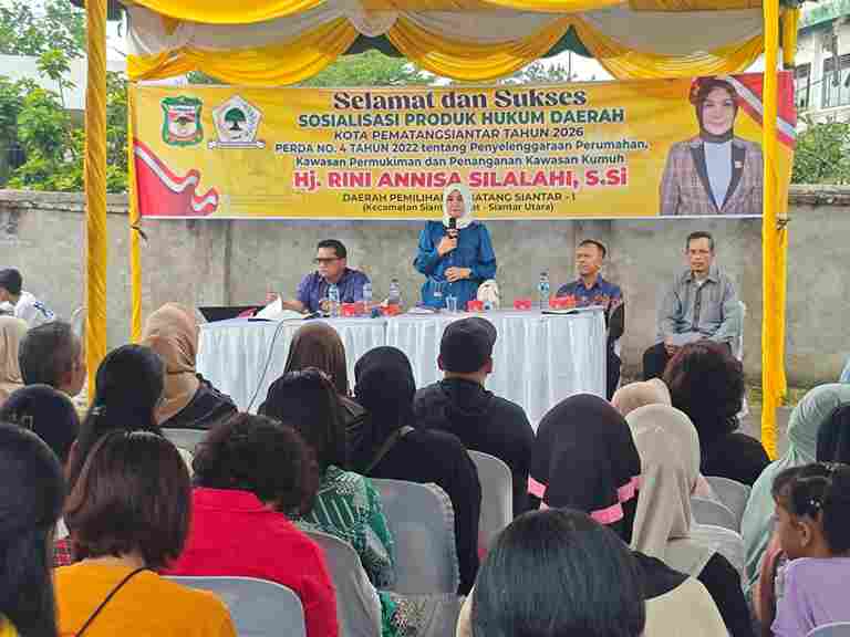 Anggota DPRD Kota Pematangsiantar dari Fraksi Golkar, Hj. Rini Annisa Silalahi, S.Si., menyosialisasikan Peraturan Daerah (Perda) Nomor 4 Tahun 2022 tentang Penyelenggaraan Perumahan, Kawasan Permukiman dan Penanganan Kawasan Kumuh kepada masyarakat di Jalan Kabu-kabu, Kelurahan Kahean, Sabtu (24/10/2026).