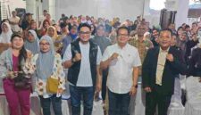 Anggota DPRD Kota Pematangsiantar dari Daerah Pemilihan (Dapil) II, Metro Bodyart Hutagaol, S.H., menyosialisasikan Peraturan Daerah (Perda) Nomor 11 Tahun 2012 tentang Pengelolaan Sampah di Jalan Tangki, Kelurahan Naga Pita, Kecamatan Siantar Martoba, Sabtu (24/10/2026).