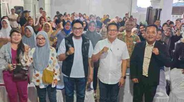 Anggota DPRD Kota Pematangsiantar dari Daerah Pemilihan (Dapil) II, Metro Bodyart Hutagaol, S.H., menyosialisasikan Peraturan Daerah (Perda) Nomor 11 Tahun 2012 tentang Pengelolaan Sampah di Jalan Tangki, Kelurahan Naga Pita, Kecamatan Siantar Martoba, Sabtu (24/10/2026).