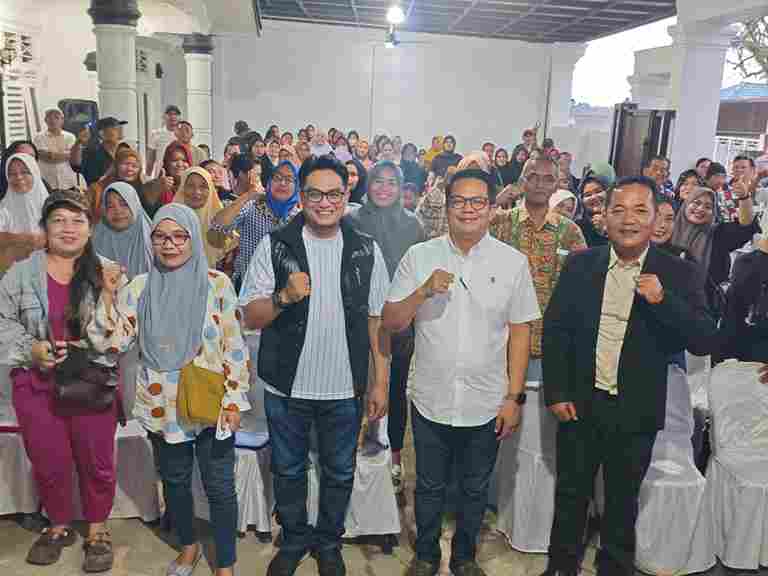 Anggota DPRD Kota Pematangsiantar dari Daerah Pemilihan (Dapil) II, Metro Bodyart Hutagaol, S.H., menyosialisasikan Peraturan Daerah (Perda) Nomor 11 Tahun 2012 tentang Pengelolaan Sampah di Jalan Tangki, Kelurahan Naga Pita, Kecamatan Siantar Martoba, Sabtu (24/10/2026).
