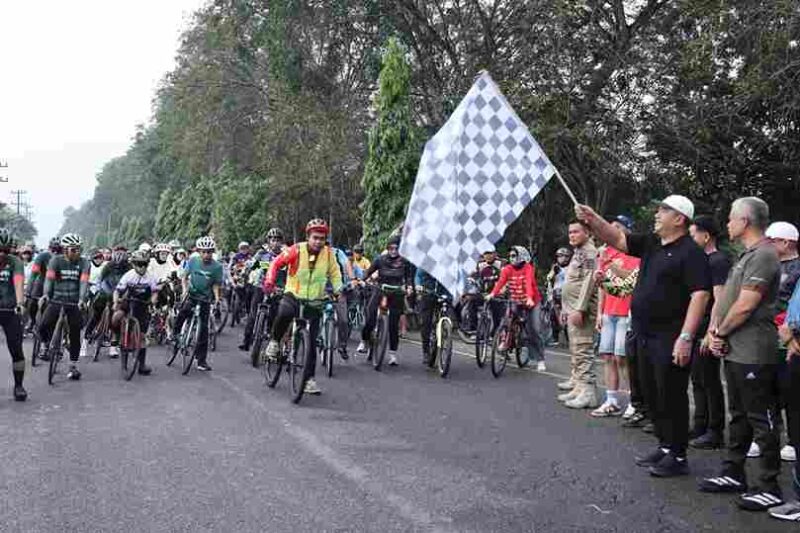 Bupati Asahan Taufik Zainal Abidin bersama Ketua DPRD melepas 420 peserta Gowes Taruna Asahan Cycle.