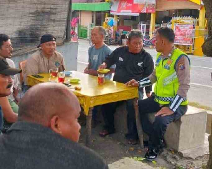 atuan Lalu Lintas (Satlantas) Polres Simalungun, Polda Sumatera Utara, merangkul pengemudi ojek pangkalan melalui kegiatan Ngopi Bareng Polantas di Simpang Pematang Panei, Jalan Pematangsiantar–Raya, Kecamatan Panombean Panei, Kabupaten Simalungun, Minggu (25/10/2026).