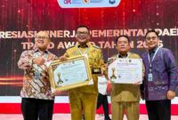 Wali Kota Pematangsiantar Wesly Silalahi, S.H., M.Kn., menerima penghargaan nominasi tersebut dari Menteri Dalam Negeri Tito Karnavian dalam Rapat Koordinasi Nasional (Rakornas) TPAKD 2026 di JIExpo Kemayoran, Jakarta, Kamis (22/10/2026).