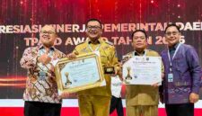Wali Kota Pematangsiantar Wesly Silalahi, S.H., M.Kn., menerima penghargaan nominasi tersebut dari Menteri Dalam Negeri Tito Karnavian dalam Rapat Koordinasi Nasional (Rakornas) TPAKD 2026 di JIExpo Kemayoran, Jakarta, Kamis (22/10/2026).