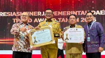 Wali Kota Pematangsiantar Wesly Silalahi, S.H., M.Kn., menerima penghargaan nominasi tersebut dari Menteri Dalam Negeri Tito Karnavian dalam Rapat Koordinasi Nasional (Rakornas) TPAKD 2026 di JIExpo Kemayoran, Jakarta, Kamis (22/10/2026).