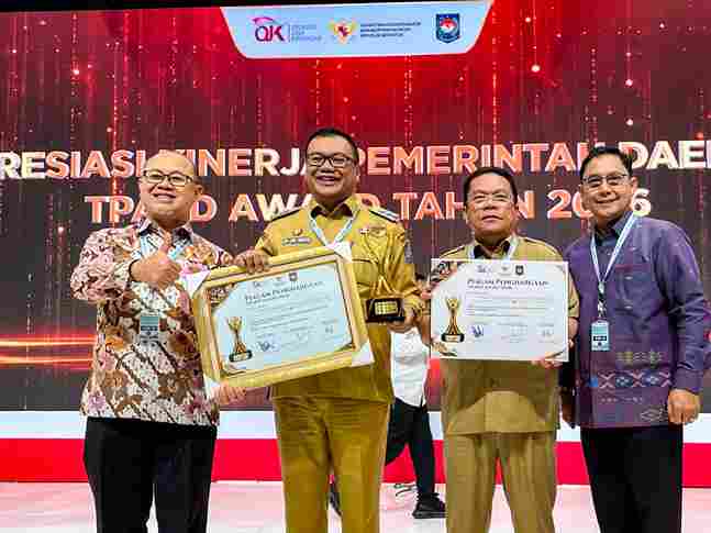 Wali Kota Pematangsiantar Wesly Silalahi, S.H., M.Kn., menerima penghargaan nominasi tersebut dari Menteri Dalam Negeri Tito Karnavian dalam Rapat Koordinasi Nasional (Rakornas) TPAKD 2026 di JIExpo Kemayoran, Jakarta, Kamis (22/10/2026).