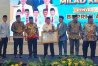 Wali Kota Pematangsiantar Wesly Silalahi menerima BKPRMI Award atas kepedulian terhadap anak yatim dan pemuda masjid dalam Milad ke-49 BKPRMI di Jakarta.