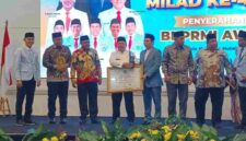 Wali Kota Pematangsiantar Wesly Silalahi menerima BKPRMI Award atas kepedulian terhadap anak yatim dan pemuda masjid dalam Milad ke-49 BKPRMI di Jakarta.