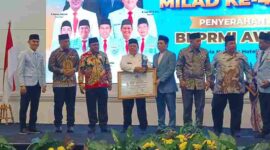 Wali Kota Pematangsiantar Wesly Silalahi menerima BKPRMI Award atas kepedulian terhadap anak yatim dan pemuda masjid dalam Milad ke-49 BKPRMI di Jakarta.