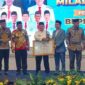 Wali Kota Pematangsiantar Wesly Silalahi menerima BKPRMI Award atas kepedulian terhadap anak yatim dan pemuda masjid dalam Milad ke-49 BKPRMI di Jakarta.