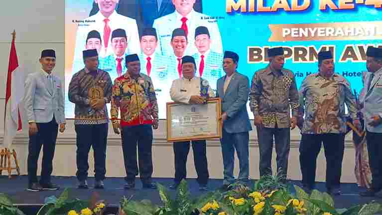Wali Kota Pematangsiantar Wesly Silalahi menerima BKPRMI Award atas kepedulian terhadap anak yatim dan pemuda masjid dalam Milad ke-49 BKPRMI di Jakarta.