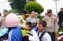 Wakapolda Sumut Fadillah Zulkarnaen membagikan helm dan mengatur lalu lintas di Medan Amplas.