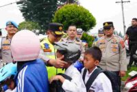 Wakapolda Sumut Fadillah Zulkarnaen membagikan helm dan mengatur lalu lintas di Medan Amplas.
