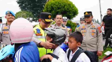 Wakapolda Sumut Fadillah Zulkarnaen membagikan helm dan mengatur lalu lintas di Medan Amplas.