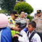 Wakapolda Sumut Fadillah Zulkarnaen membagikan helm dan mengatur lalu lintas di Medan Amplas.