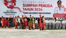 Wesly Silalahi memimpin upacara Hari Sumpah Pemuda ke-98 di Pematangsiantar.