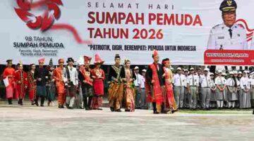 Wesly Silalahi memimpin upacara Hari Sumpah Pemuda ke-98 di Pematangsiantar.