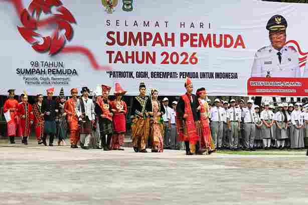 Wesly Silalahi memimpin upacara Hari Sumpah Pemuda ke-98 di Pematangsiantar.