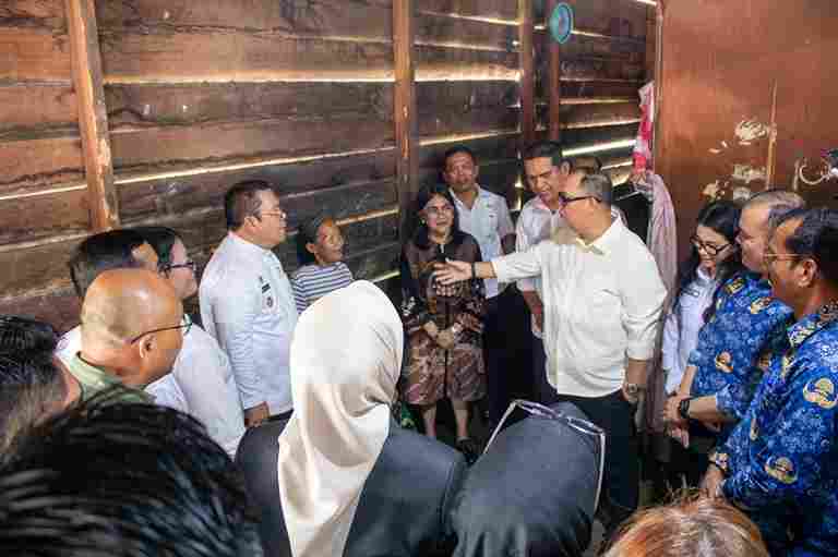 Wesly Silalahi meninjau tiga rumah tidak layak huni di Pematangsiantar yang akan dibangun melalui program TJSLP dan CSR PT Bank Sumut mulai November 2026.