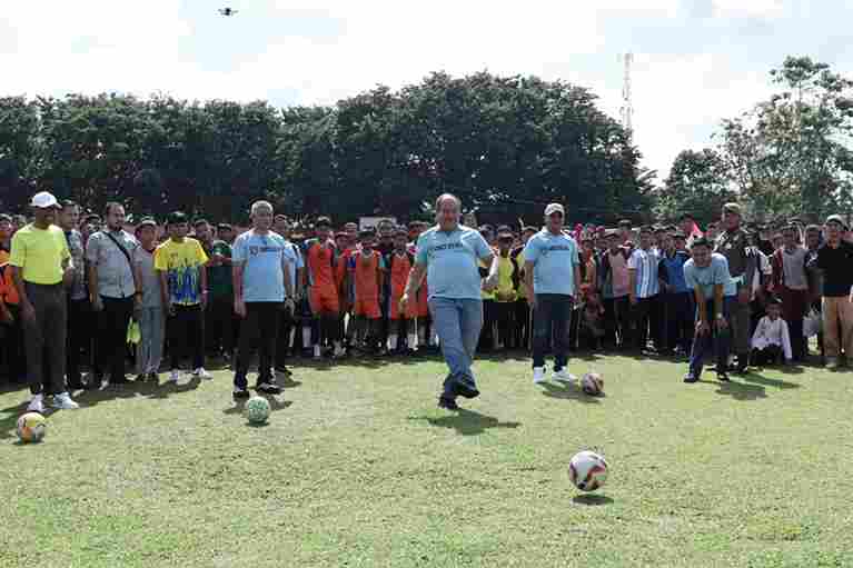 Bupati Asahan membuka Mini Soccer Championship 2026 di Kisaran.