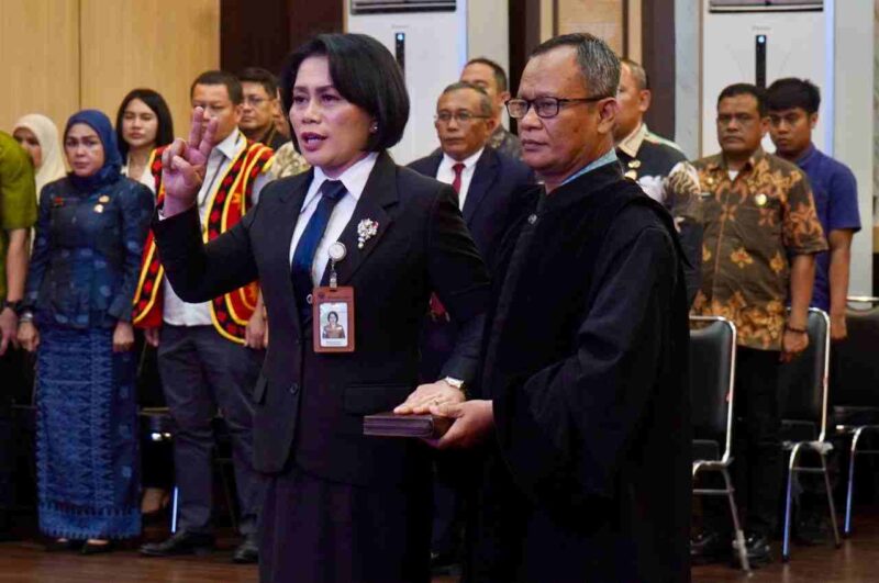 Pengambilan sumpah dan melantik Erisda Hutasoit di Ruang Rapat III Kantor Wali Kota Medan, Jumat (30/10/2026).