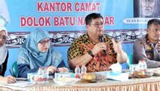 Rapat koordinasi yang dipimpin Sekretaris Daerah (Sekda) Kabupaten Simalungun Mixnon Andreas Simamora, mewakili Bupati Simalungun, di Balei Harungguan Tuan Rondahaim Saragih, Kantor Camat Dolok Batu Nanggar, Jumat (30/10/2026).