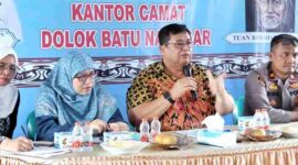 Rapat koordinasi yang dipimpin Sekretaris Daerah (Sekda) Kabupaten Simalungun Mixnon Andreas Simamora, mewakili Bupati Simalungun, di Balei Harungguan Tuan Rondahaim Saragih, Kantor Camat Dolok Batu Nanggar, Jumat (30/10/2026).