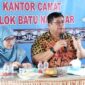 Rapat koordinasi yang dipimpin Sekretaris Daerah (Sekda) Kabupaten Simalungun Mixnon Andreas Simamora, mewakili Bupati Simalungun, di Balei Harungguan Tuan Rondahaim Saragih, Kantor Camat Dolok Batu Nanggar, Jumat (30/10/2026).