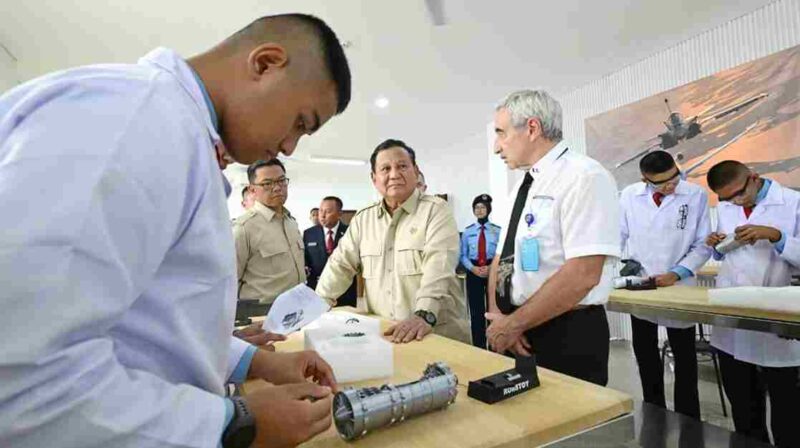 Presiden Prabowo Subianto melakukan peninjauan SMA Taruna Nusantara Kampus Cimahi yang berlokasi di Kota Cimahi, Provinsi Jawa Barat, pada Jumat, 30 Oktober 2026. 
